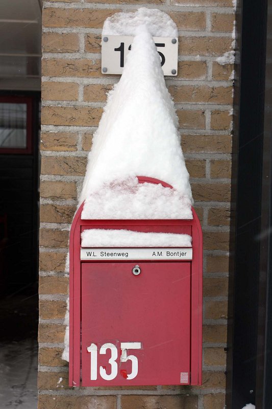 Rood met een witte puntmuts. Onze brievenbus lijkt op een bekende persoon, in een slee getrokken door rendieren ..
Ho ho ho !